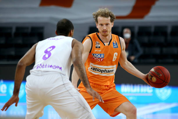 通过引进他 通过引进他